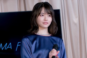 『五億円のじんせい』完成披露舞台挨拶に登場した山田杏奈