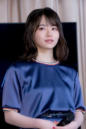 『五億円のじんせい』完成披露舞台挨拶に登場した山田杏奈
