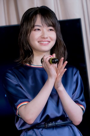 『五億円のじんせい』完成披露舞台挨拶に登場した山田杏奈