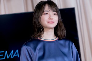 『五億円のじんせい』完成披露舞台挨拶に登場した山田杏奈