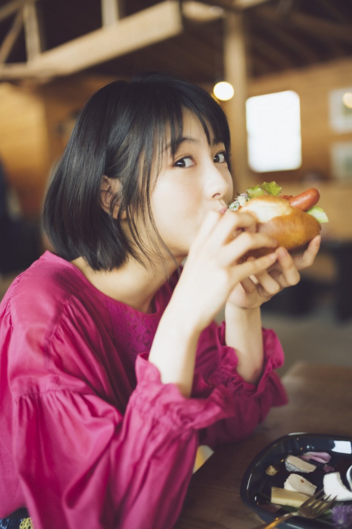 浜辺美波、“10代最後の夏” 美麗ショット満載のカレンダーブック