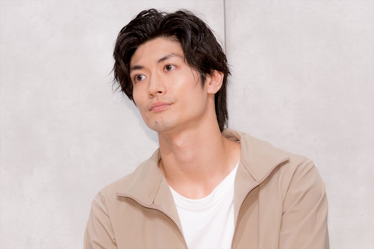 三浦春馬＆比嘉愛未、娘役・稲垣来泉にメロメロ　待ち受けに設定も告白