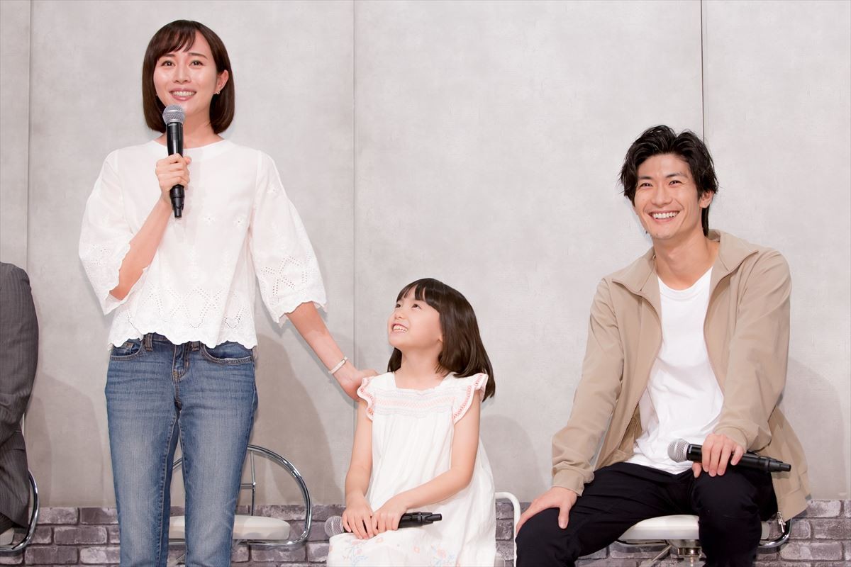 三浦春馬＆比嘉愛未、娘役・稲垣来泉にメロメロ　待ち受けに設定も告白