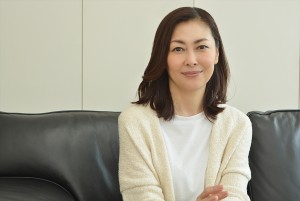 中山美穂、『黄昏流星群～人生折り返し、恋をした～』インタビューフォト