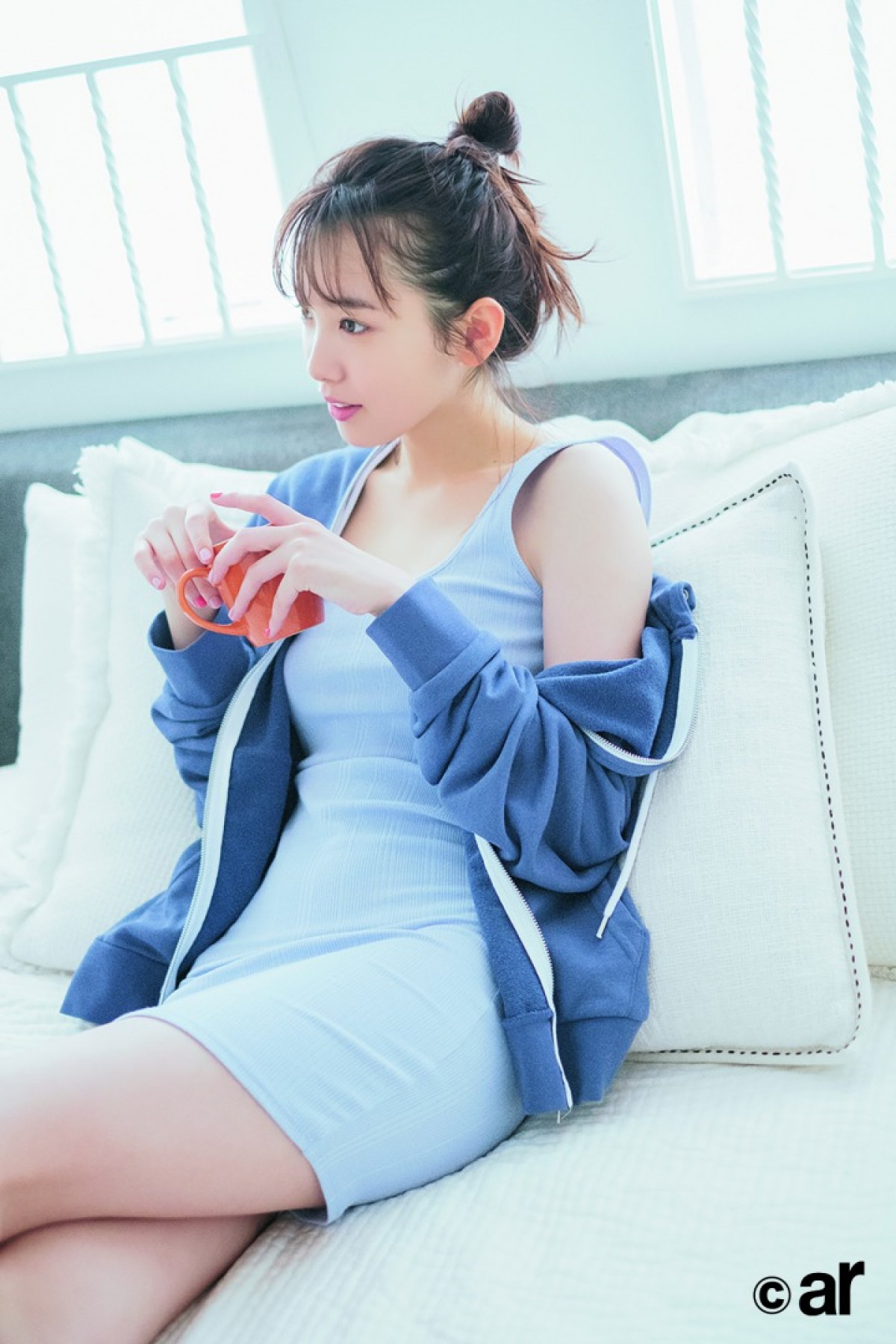 本田翼、セクシーに美脚＆背中見せ！ 理想のデートも告白