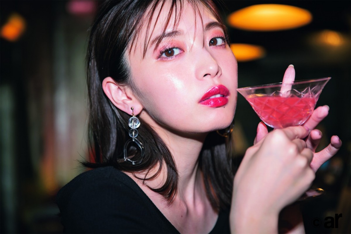 本田翼、セクシーに美脚＆背中見せ！ 理想のデートも告白