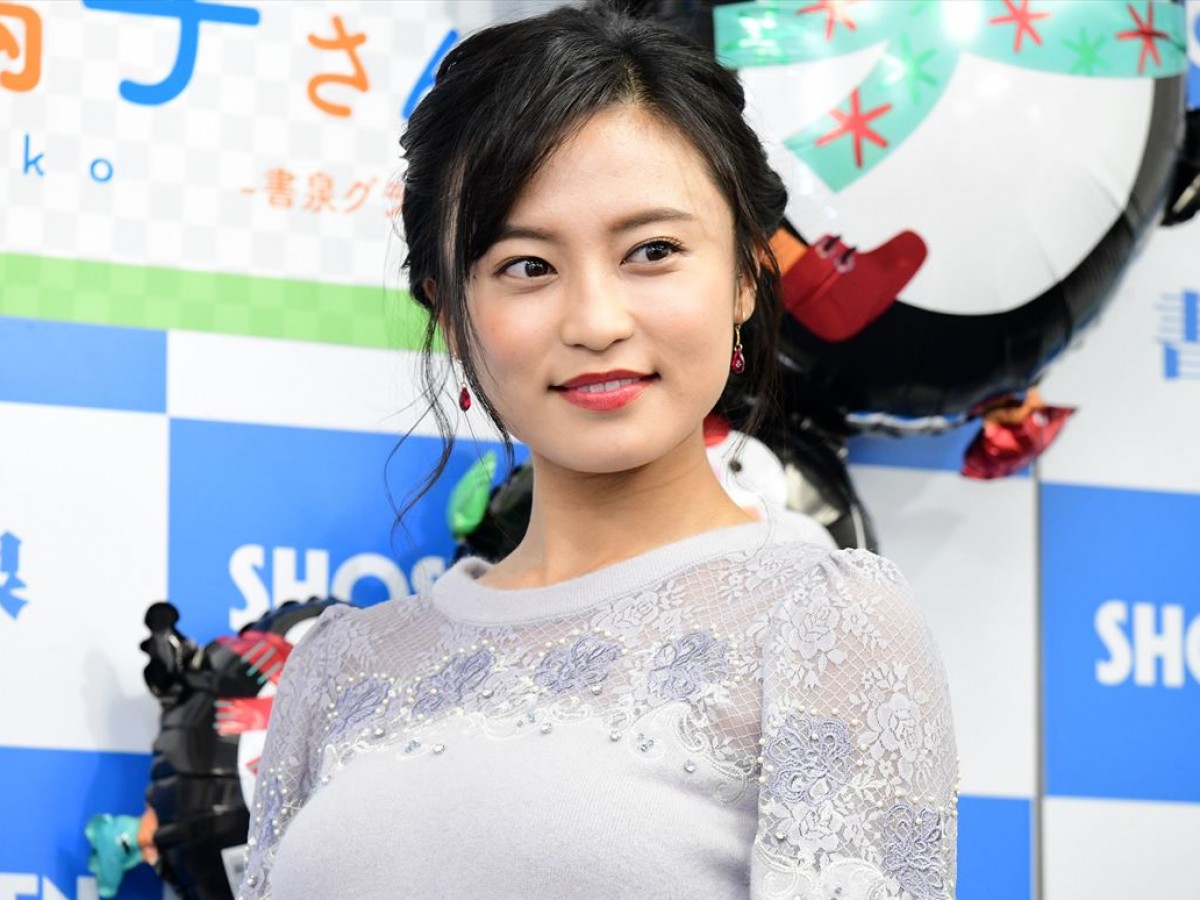 小島瑠璃子、美脚＆胸元あらわなショットに反響「色っぽすぎる」