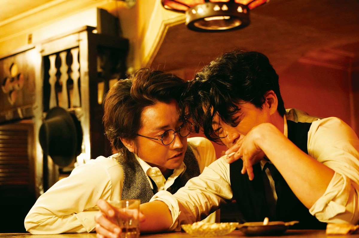『人間失格』小栗旬を取り巻く成田凌＆千葉雄大＆藤原竜也ら、艶やか場面写真9点解禁