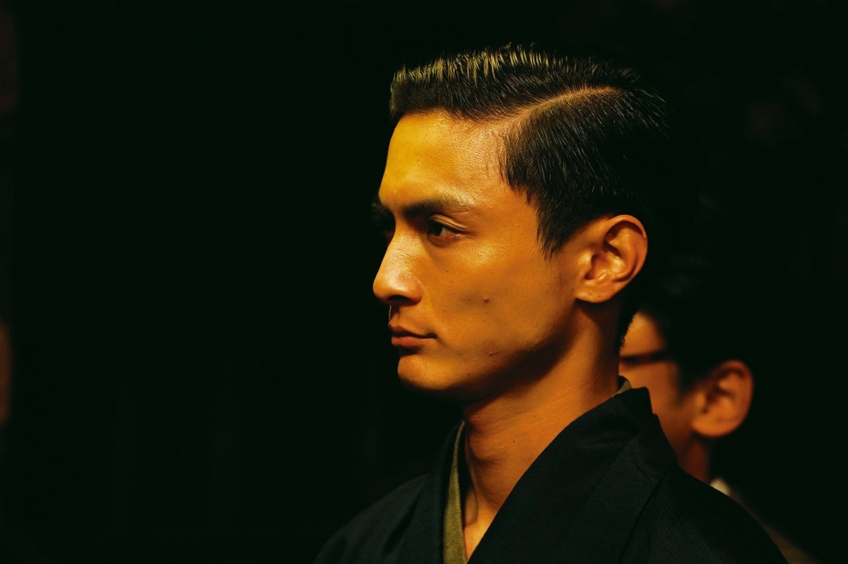 『人間失格』小栗旬を取り巻く成田凌＆千葉雄大＆藤原竜也ら、艶やか場面写真9点解禁
