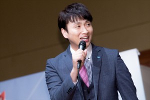 『仮面ライダーゼロワン』制作発表記者会見に登場した児嶋一哉