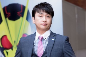 『仮面ライダーゼロワン』制作発表記者会見に登場した児嶋一哉