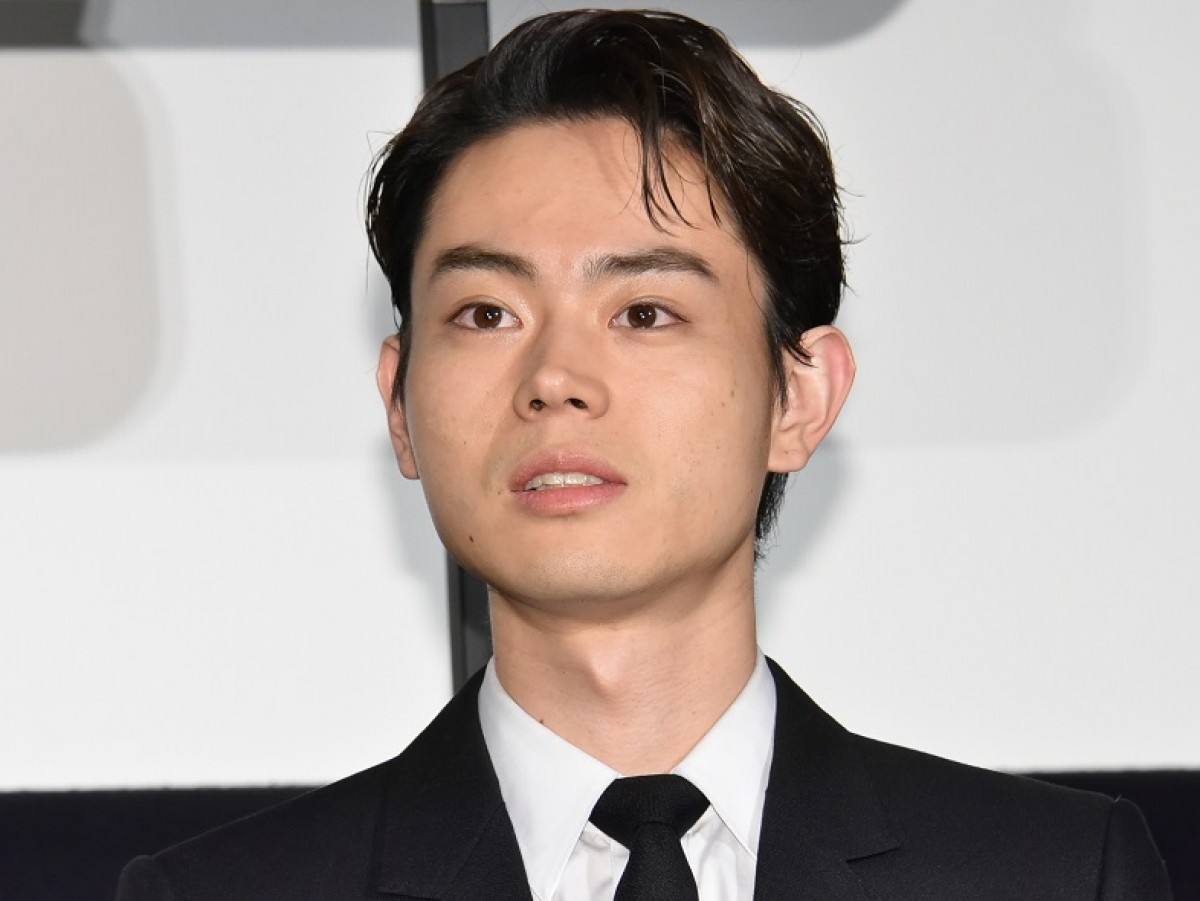 菅田将暉、下半身の“ムダ毛”全そり！ 野村周平らと「そり合い」も