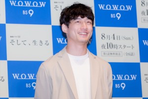 WOWOW『連続ドラマW そして、生きる』完成披露試写会・舞台挨拶に登場した坂口健太郎
