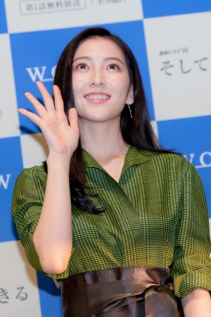 WOWOW『連続ドラマW そして、生きる』完成披露試写会・舞台挨拶に登場した知英