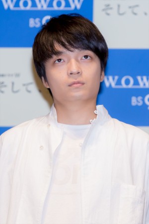 WOWOW『連続ドラマW そして、生きる』完成披露試写会・舞台挨拶に登場した岡山天音