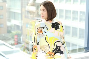 優しい笑顔から色気あふれる横顔まで、さまざまな表情で魅了する筒井真理子