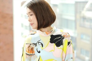 優しい笑顔から色気あふれる横顔まで、さまざまな表情で魅了する筒井真理子