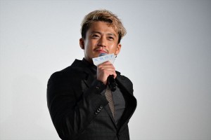 『天気の子』初日舞台挨拶に登場した小栗旬