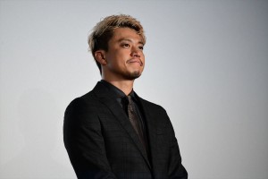 『天気の子』初日舞台挨拶に登場した小栗旬