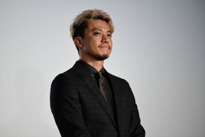 『天気の子』初日舞台挨拶に登場した小栗旬