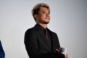 『天気の子』初日舞台挨拶に登場した小栗旬