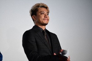 『天気の子』初日舞台挨拶に登場した小栗旬