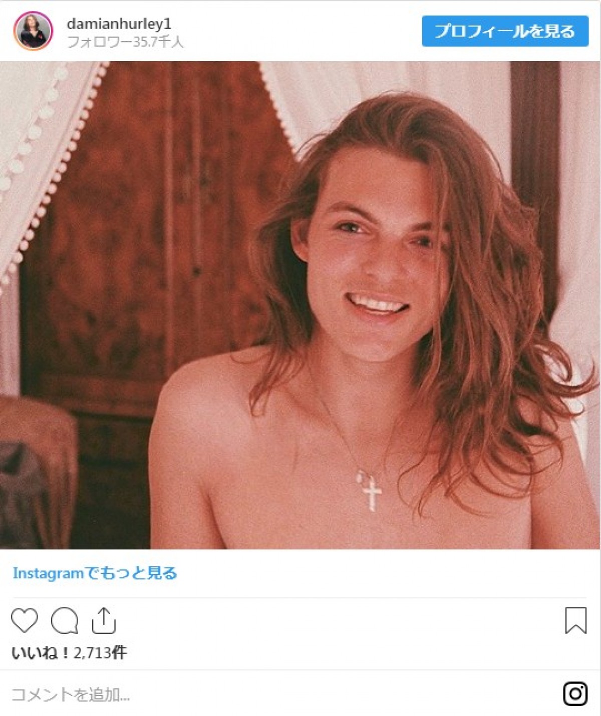 エリザベス・ハーレイの息子ダミアン、ロン毛でママそっくりの美貌を披露