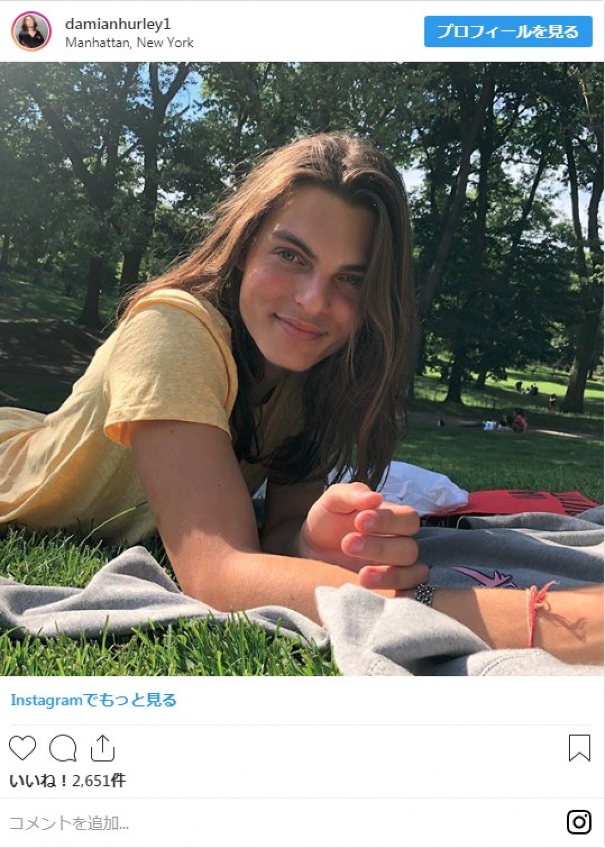 エリザベス・ハーレイの息子ダミアン、ロン毛でママそっくりの美貌を披露