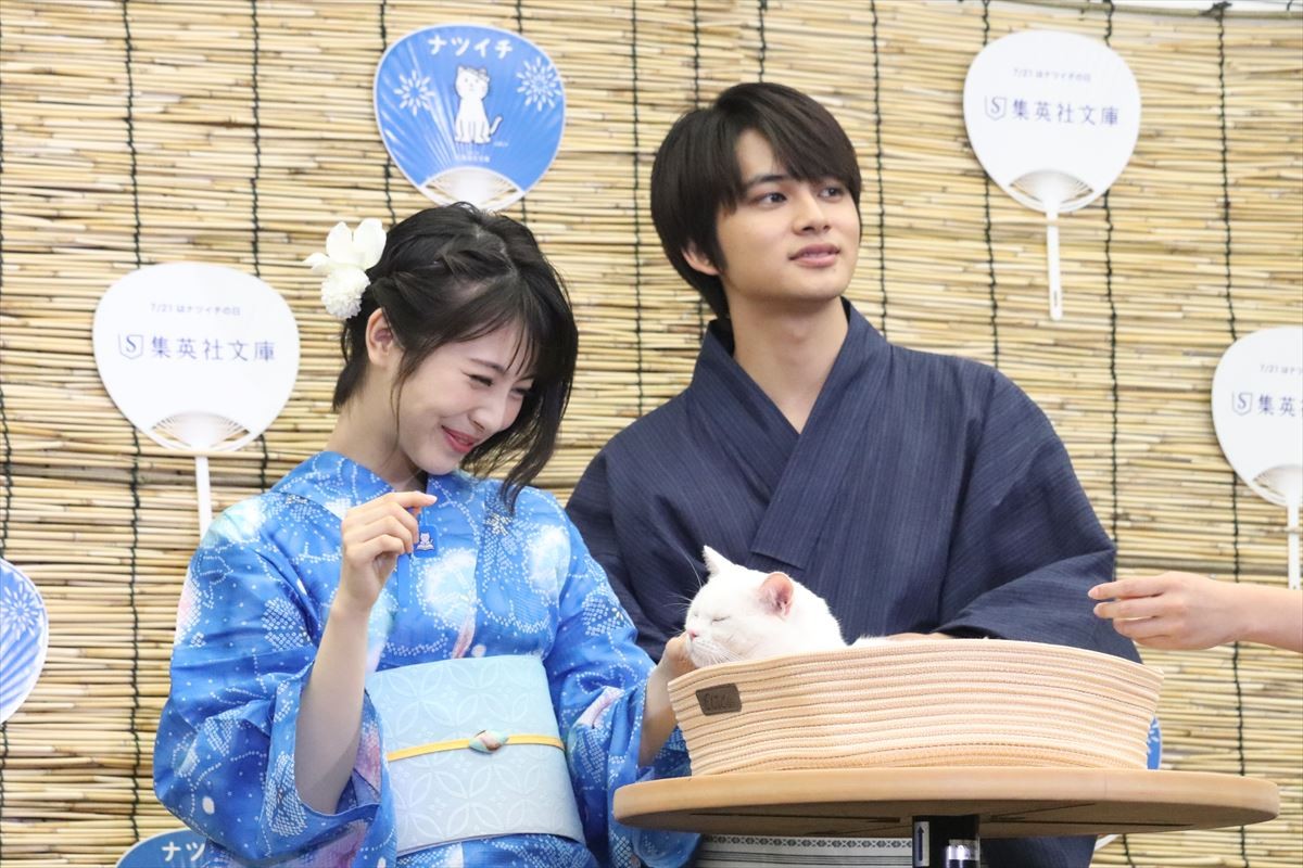 浜辺美波、さわやかな水色の浴衣姿　書いてみたい小説は「昼寝のすすめ」