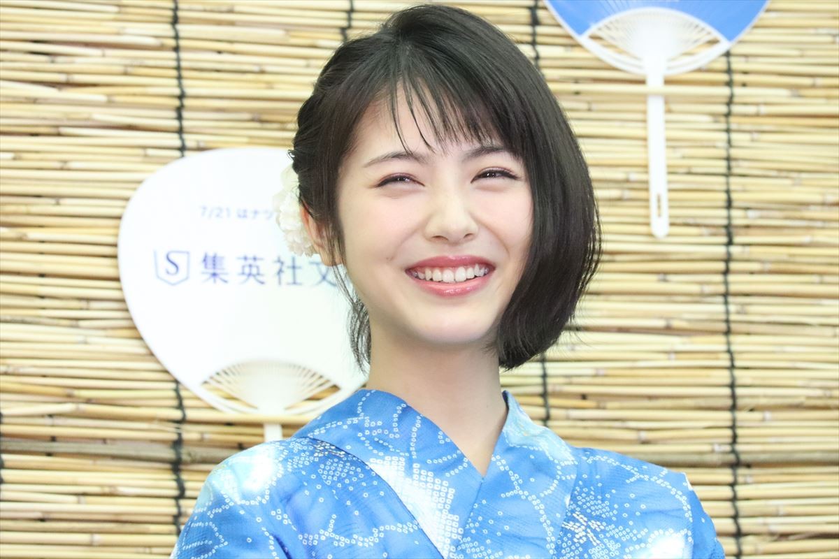 浜辺美波、さわやかな水色の浴衣姿　書いてみたい小説は「昼寝のすすめ」