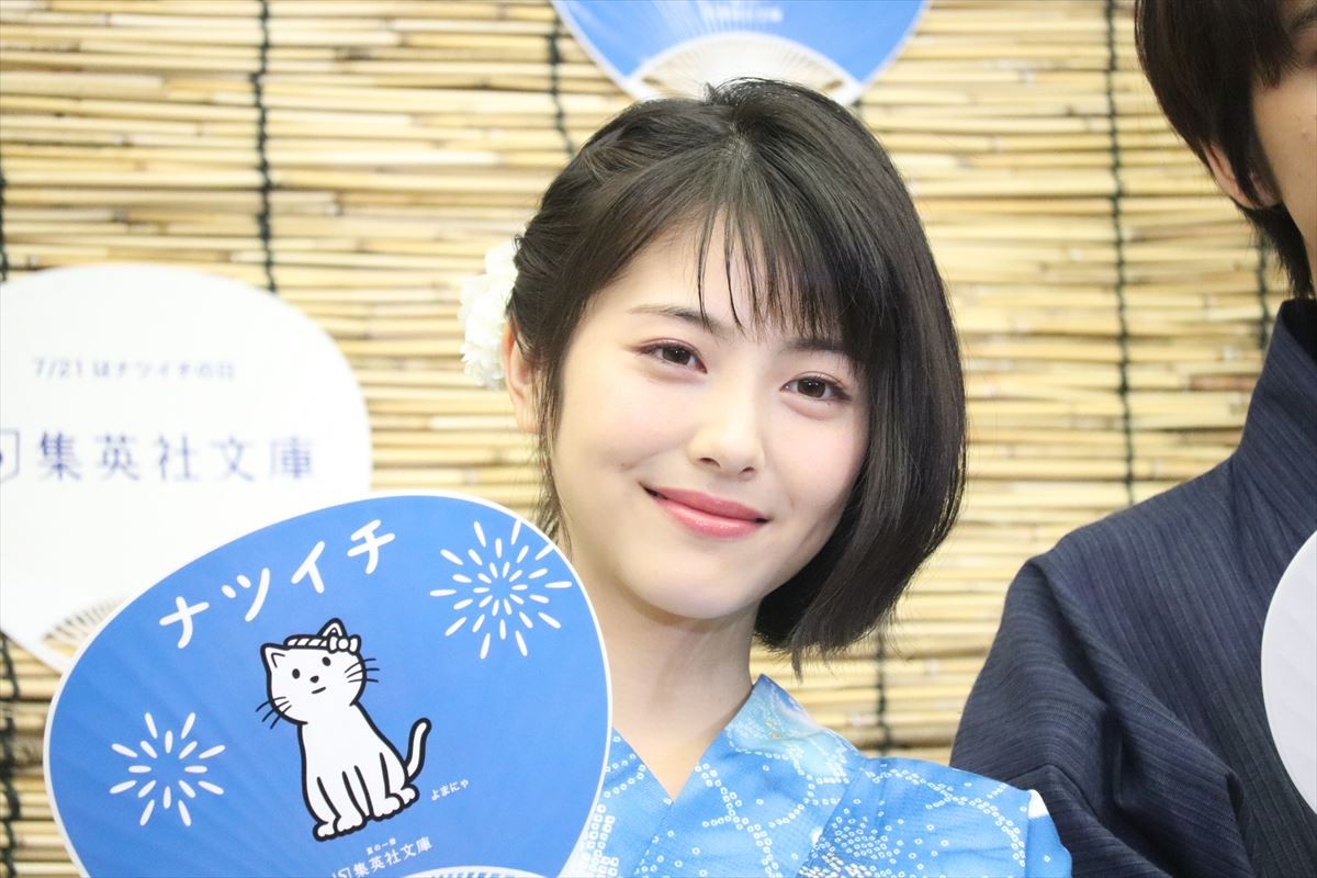浜辺美波、さわやかな水色の浴衣姿　書いてみたい小説は「昼寝のすすめ」