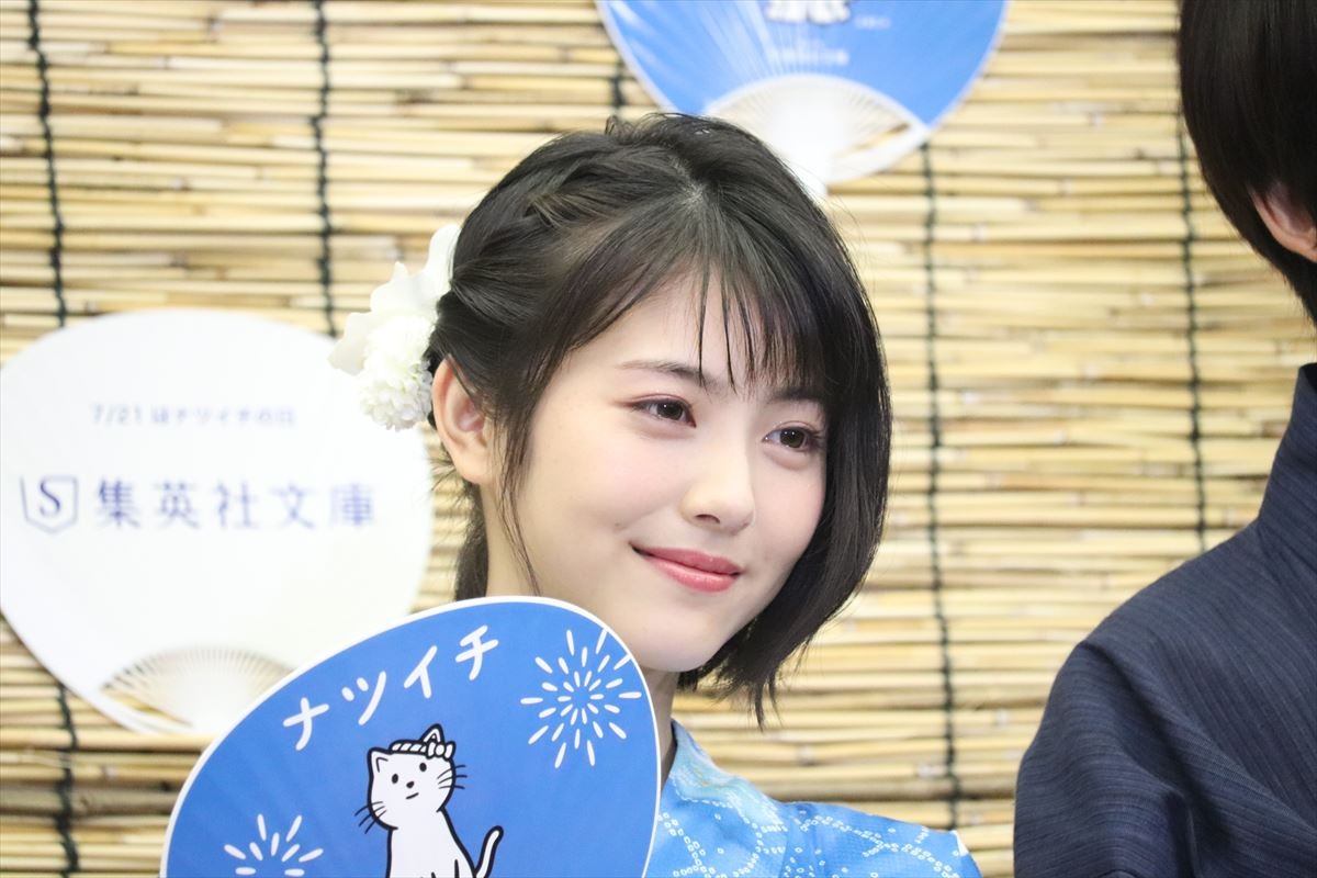 浜辺美波、さわやかな水色の浴衣姿　書いてみたい小説は「昼寝のすすめ」