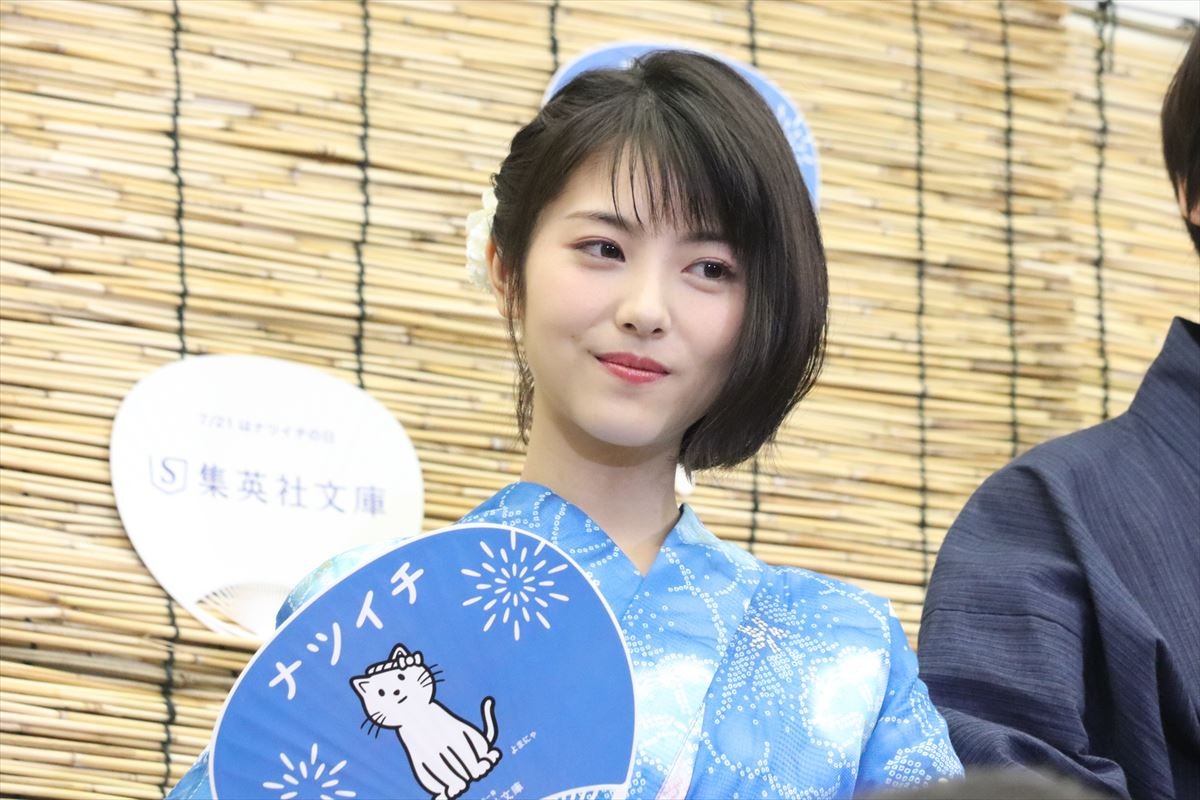 浜辺美波、さわやかな水色の浴衣姿　書いてみたい小説は「昼寝のすすめ」