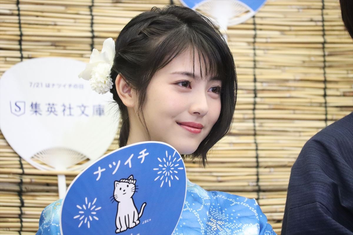 浜辺美波、さわやかな水色の浴衣姿　書いてみたい小説は「昼寝のすすめ」