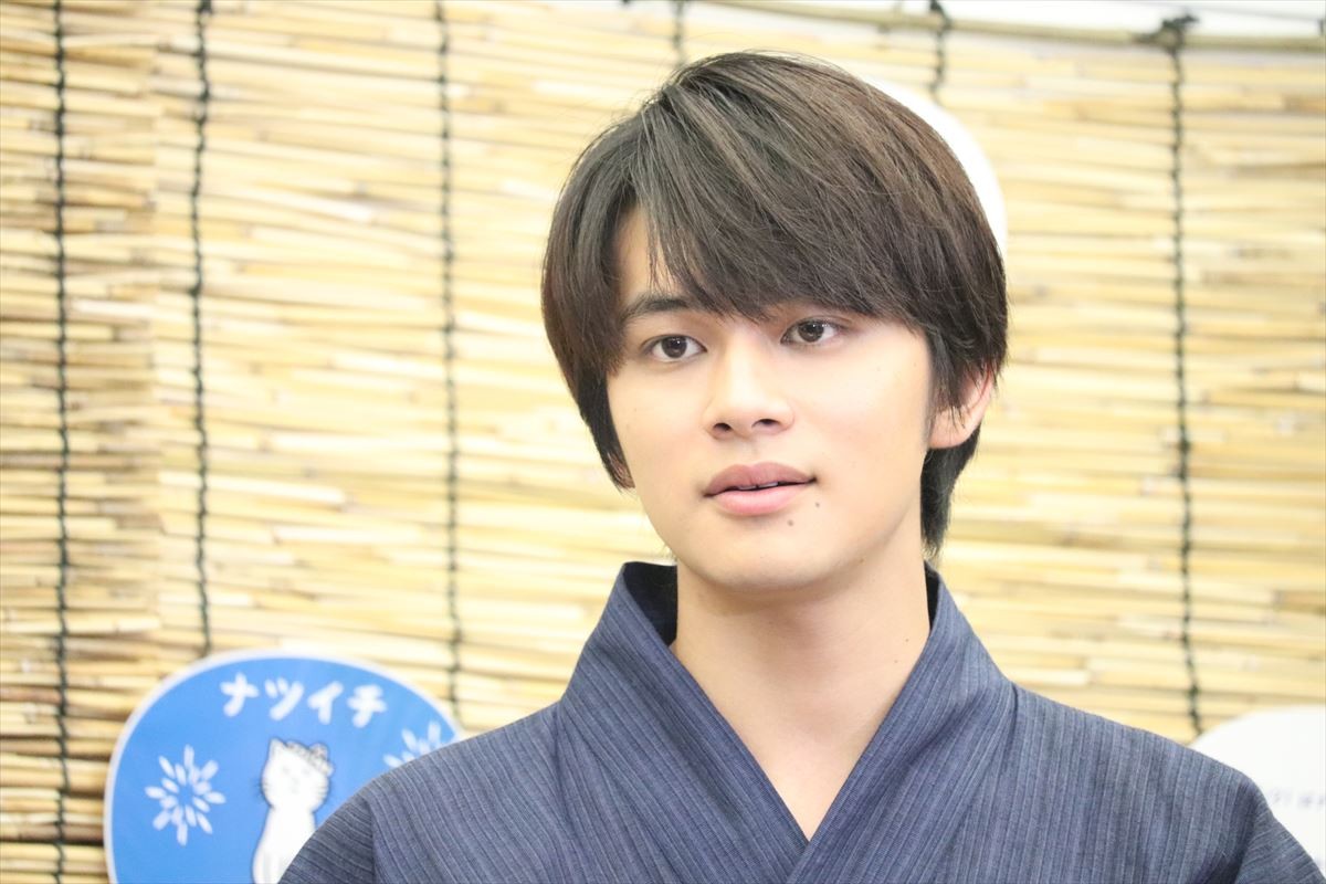 浜辺美波、さわやかな水色の浴衣姿　書いてみたい小説は「昼寝のすすめ」
