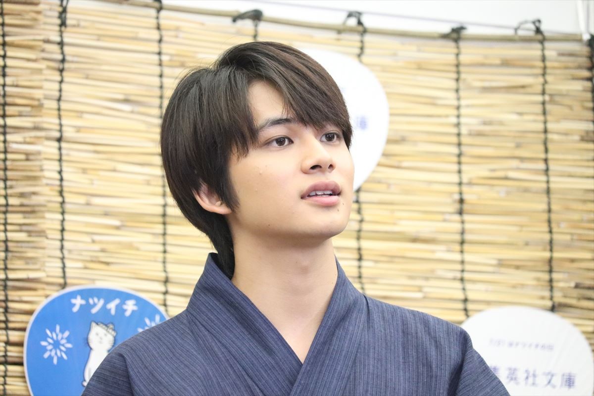 浜辺美波、さわやかな水色の浴衣姿　書いてみたい小説は「昼寝のすすめ」