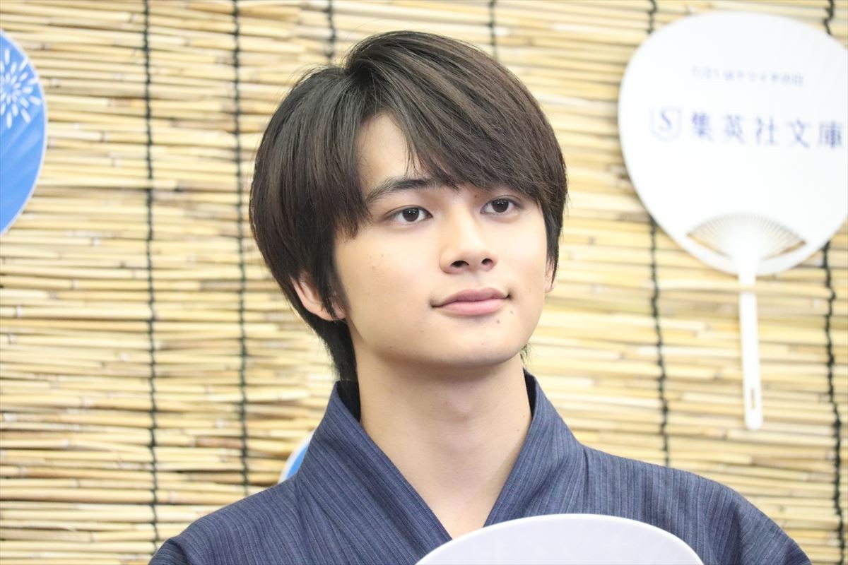 浜辺美波、さわやかな水色の浴衣姿　書いてみたい小説は「昼寝のすすめ」