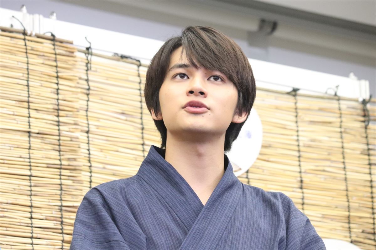 浜辺美波、さわやかな水色の浴衣姿　書いてみたい小説は「昼寝のすすめ」