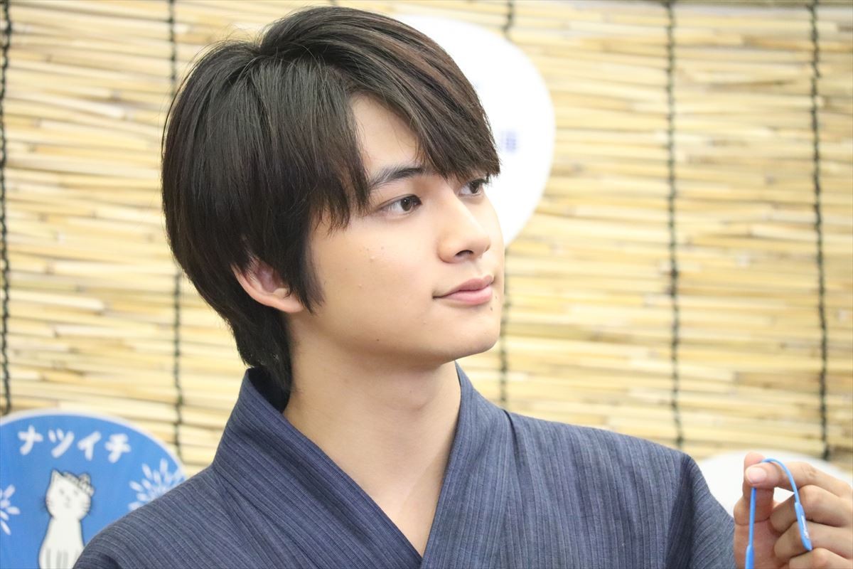 浜辺美波、さわやかな水色の浴衣姿　書いてみたい小説は「昼寝のすすめ」