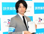 『読売新聞』特別記者就任式に登場した斎藤工