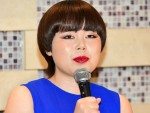 【写真】ブルゾンちえみ、大胆肩出しドレスに「色っぽい」大反響