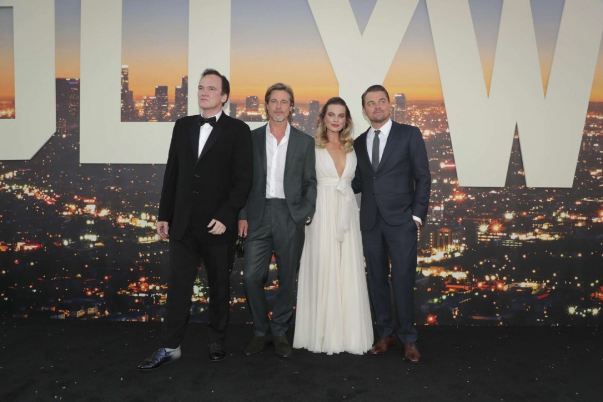 （左から）映画『ワンス・アポン・ア・タイム・イン・ハリウッド』LAプレミアに登場したクエンティン・タランティーノ監督、ブラッド･ピット、マーゴット・ロビー、レオナルド・ディカプリオ