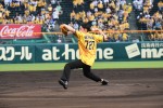 土曜ナイトドラマ『べしゃり暮らし』甲子園球場で行なわれたファーストピッチセレモニーでの間宮祥太朗