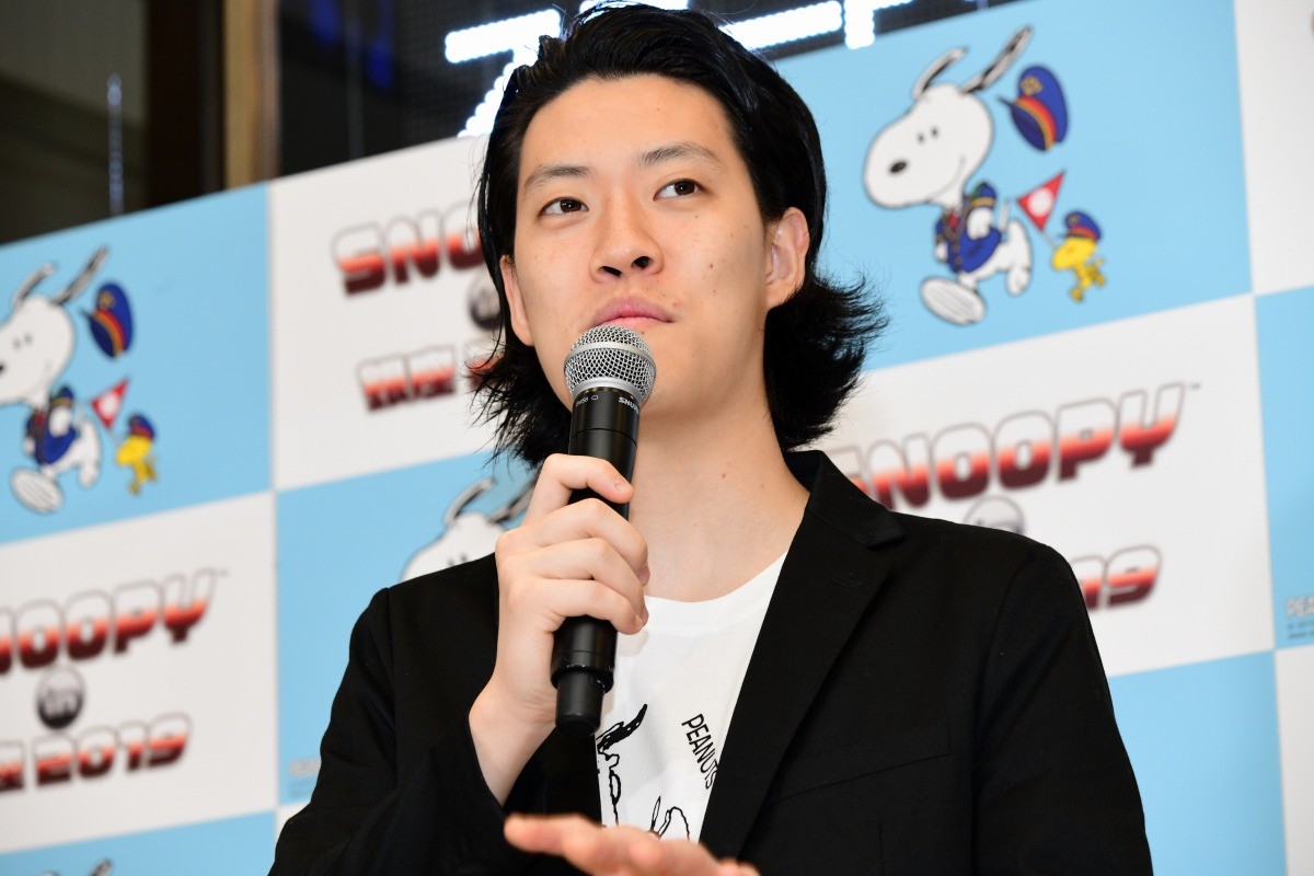 『SNOOPY in 銀座 2019』プレスイベントに登場した粗品(霜降り明星)
