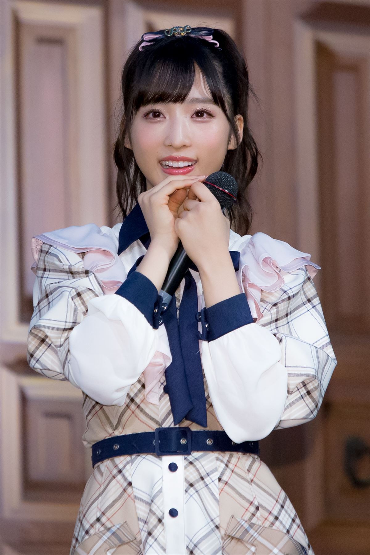 小栗有以、“不二家”公認ドレスにニッコリ　鏡を見ながら「かわいいな」