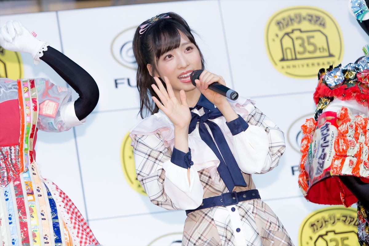 小栗有以、“不二家”公認ドレスにニッコリ　鏡を見ながら「かわいいな」