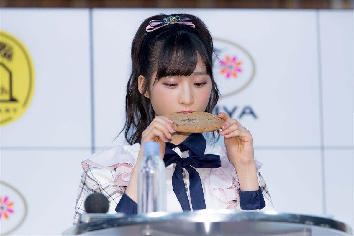 小栗有以、“不二家”公認ドレスにニッコリ　鏡を見ながら「かわいいな」