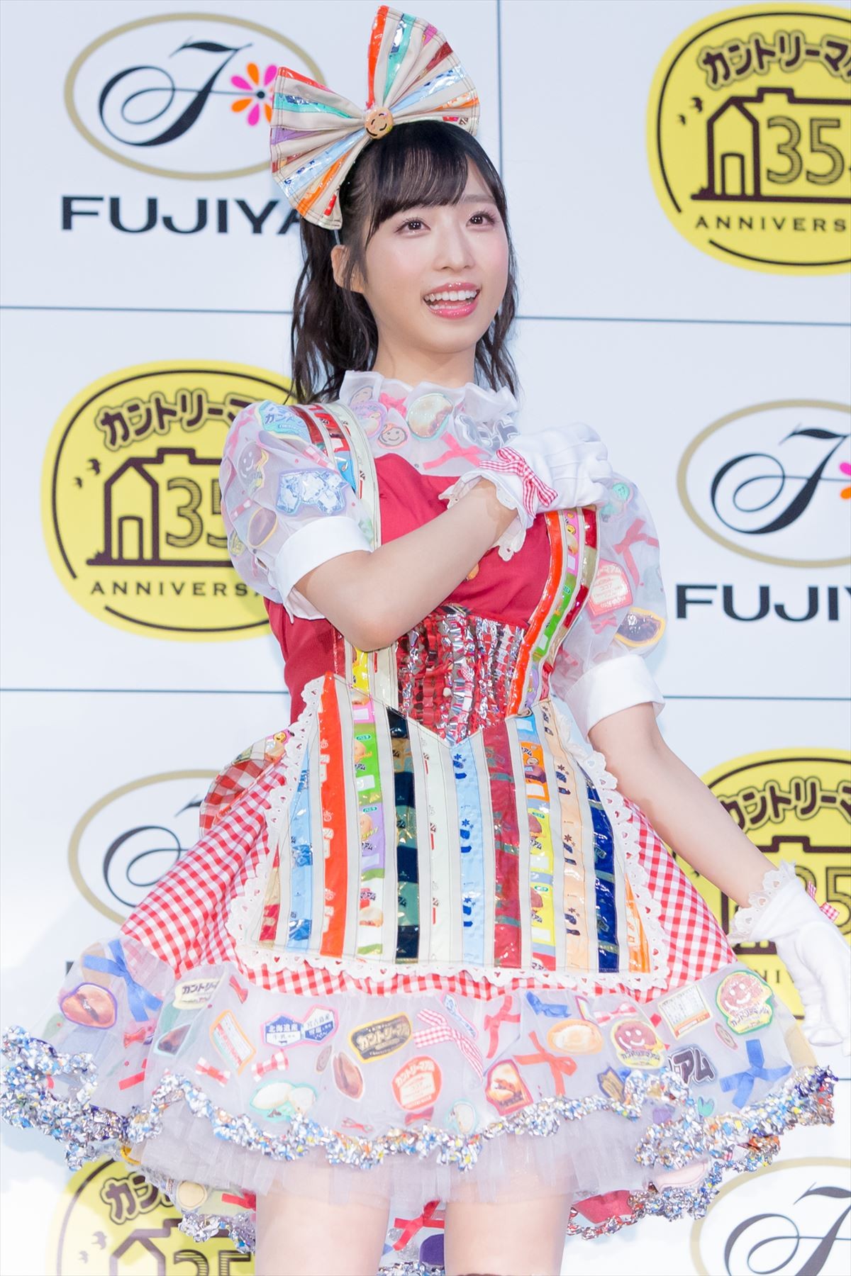 小栗有以、“不二家”公認ドレスにニッコリ　鏡を見ながら「かわいいな」