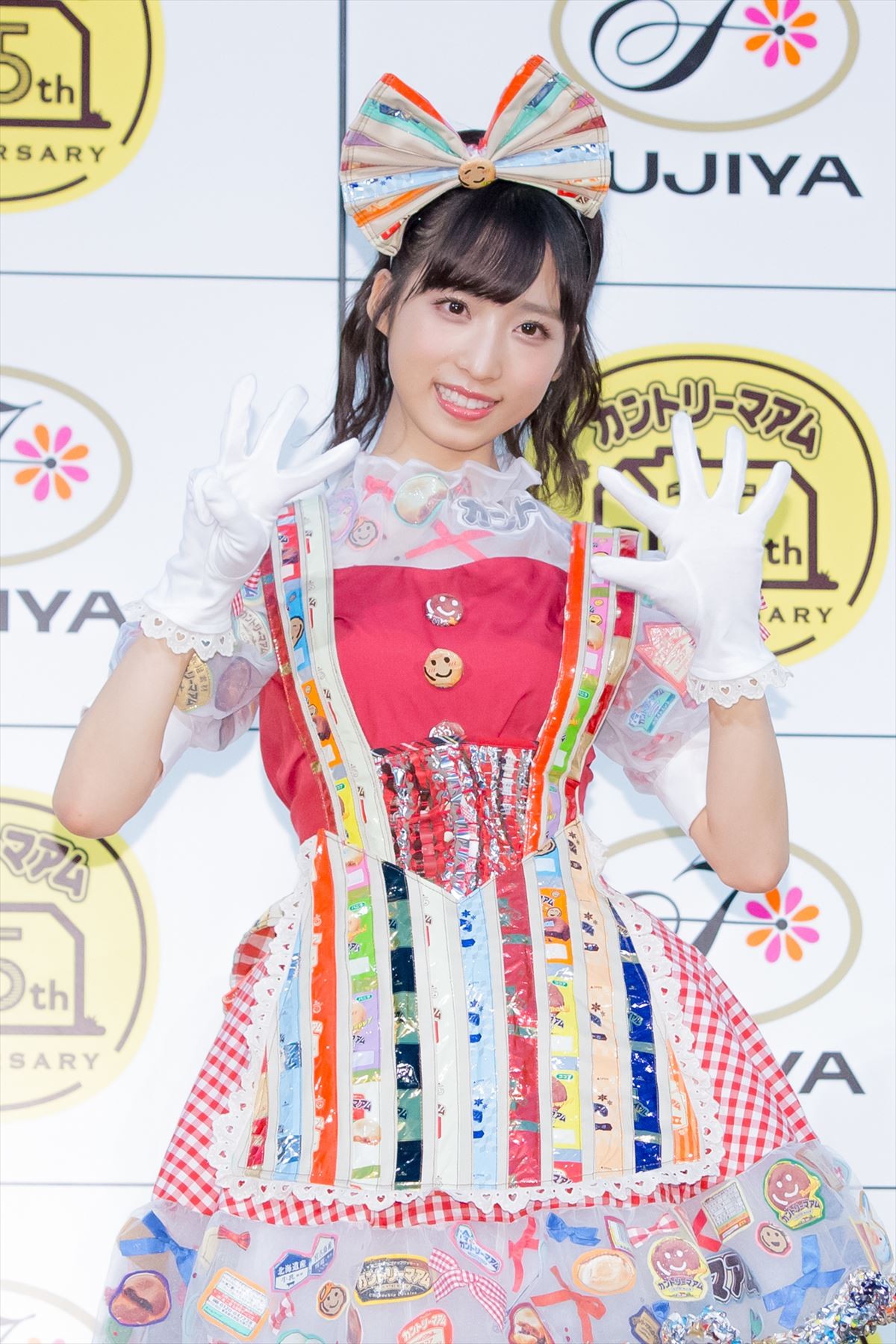 小栗有以、“不二家”公認ドレスにニッコリ　鏡を見ながら「かわいいな」