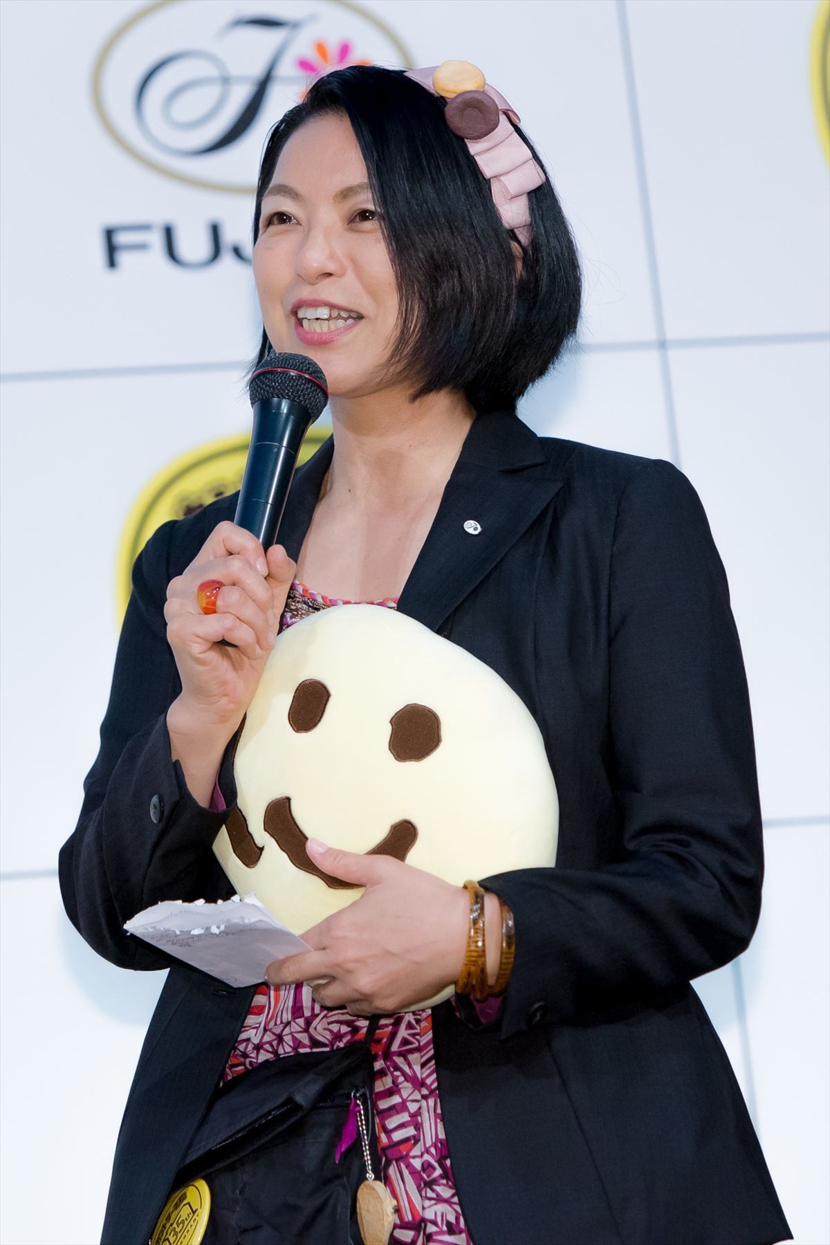 小栗有以、“不二家”公認ドレスにニッコリ　鏡を見ながら「かわいいな」